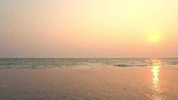 Sonnenuntergang Über Dem Karibischen Meer Und Dem Menschenleeren Sandstrand Zeitlupe — Stockvideo