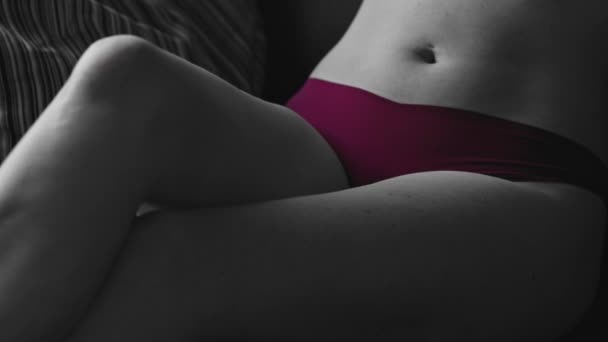 Deels Gekleurd Desaturated Kantelen Van Vrouw Vrouw Rood Lingerie Zitten — Stockvideo