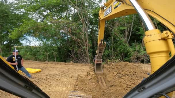 Pov Při Provozu Velký Hydraulický Bagr Vykopat Příkop Novém Staveništi — Stock video