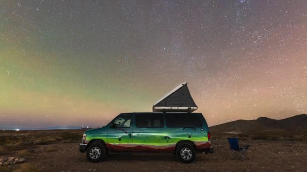 Lapso Noturno Estrelas Girando Céu Colorido Noite Acima Van Com — Vídeo de Stock