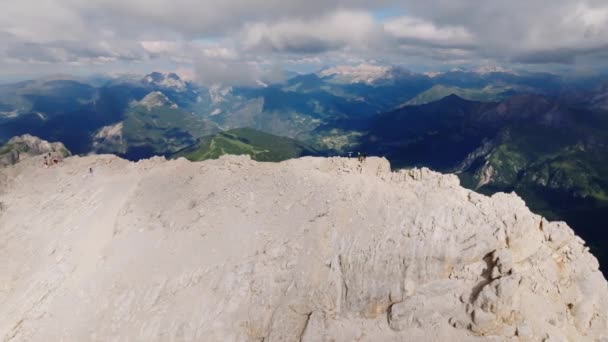 Luftaufnahme Die Eine Gruppe Von Wanderern Auf Dem Gipfel Des — Stockvideo