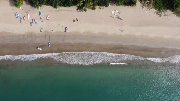 Вид Сверху Людей Красочные Небольшие Лодки Лежащие Песчаном Тропическом Побережье — стоковое видео