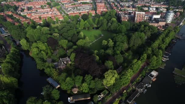 オランダのユトレヒトを背景に住宅街のあるAl公園にあるOog 空中風景緑の街並み — ストック動画