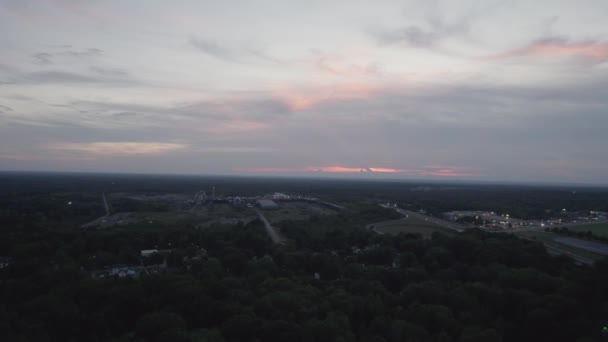 Воздушный Дрон Вперед Движущийся Снимок Старой Лесопилки Время Заката Облачный — стоковое видео