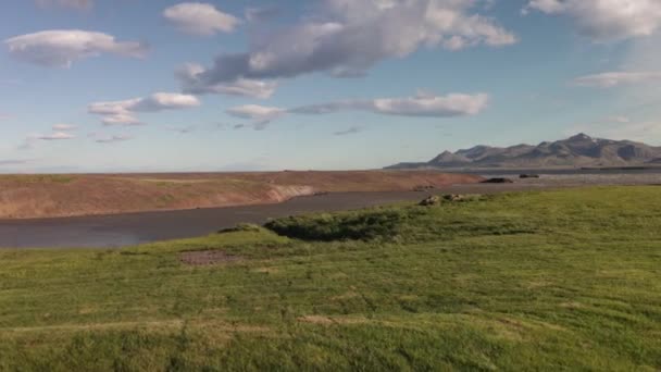 Islândia Lago Montanhas Dia Vento Forte Com Nuvens Panning Vídeo — Vídeo de Stock