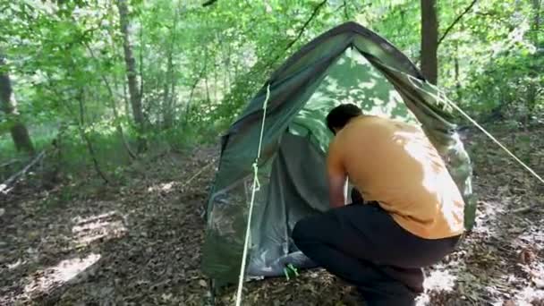 Jovem Tentando Montar Uma Tenda Acampamento Floresta Vista Volta Handheld — Vídeo de Stock
