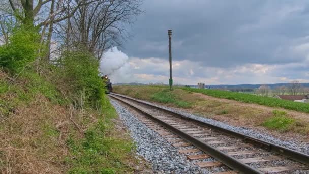 Widok Odrestaurowanego Pociągu Pasażerskiego Steam Nadjeżdżającego Dniu Wiosny — Wideo stockowe