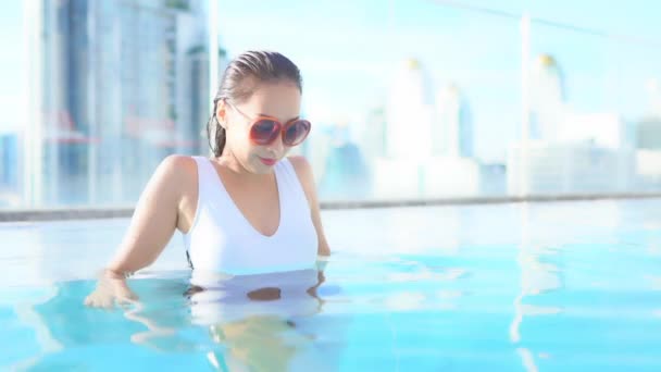 Sexy Exotic Woman Rooftop Swimming Pool Modern Cityscape Background Slow — 비디오