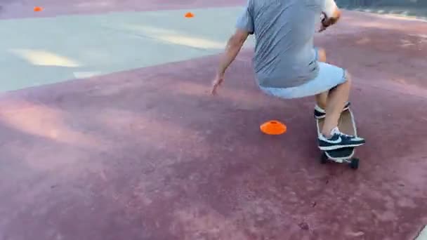 바닥에 마르크 사용하여 속도를 높이는 스케이트 카사스 — 비디오