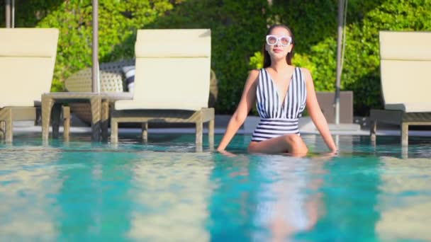 Hermosa Modelo Femenina Traje Baño Sentado Piscina Lujo Tropical Resort — Vídeo de stock