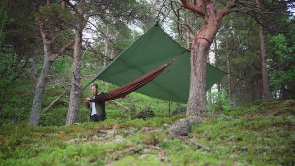 Hamaca Camping Camper Hamaca Colgante Entre Árboles Bosque Plano Del — Vídeo de stock