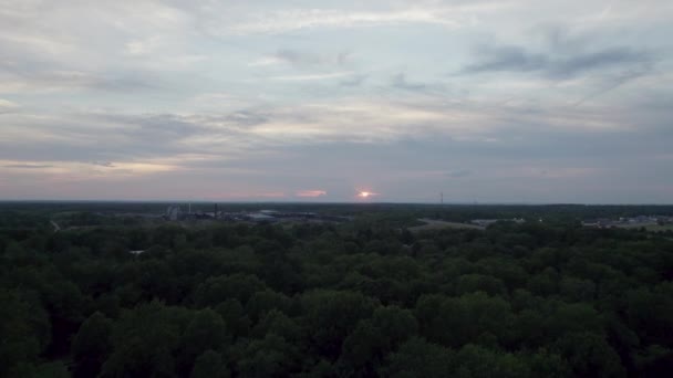 Tiro Aéreo Nuvens Pôr Sol Sobre Grande Cidade Uma Vista — Vídeo de Stock