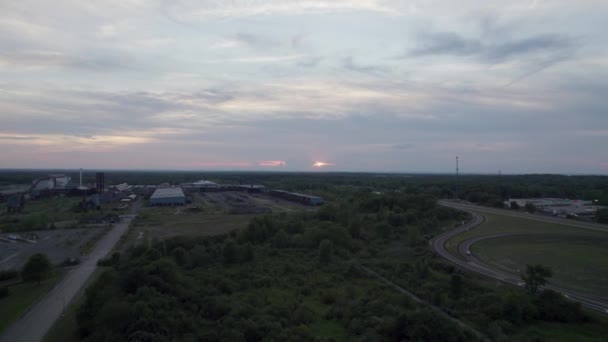 日没時に広大な土地をドローンで撮影 ドローンで古い工場の映像が撮影されました — ストック動画