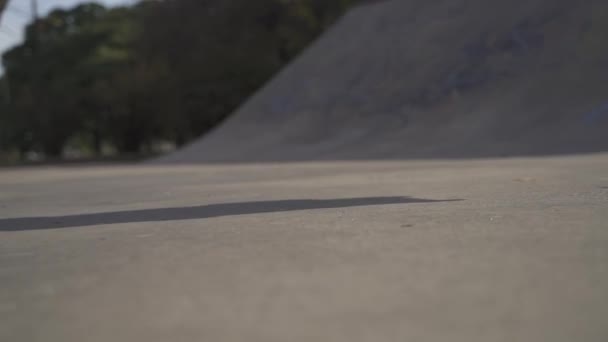 滑板运动员在室外滑板上跳 落地时的低角度慢动作镜头 — 图库视频影像