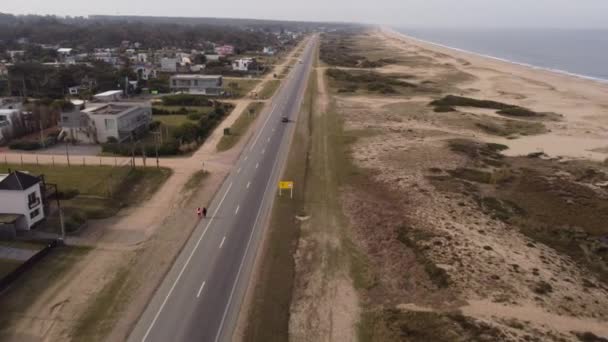 Zdjęcie Dwóch Kobiet Spacerujących Wzdłuż Nadmorskiej Drogi Niedaleko Plaży Maldonado — Wideo stockowe