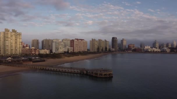 Drone Cinematográfico Mostrando Molhe Skyline Punta Del Este Beach Pôr — Vídeo de Stock