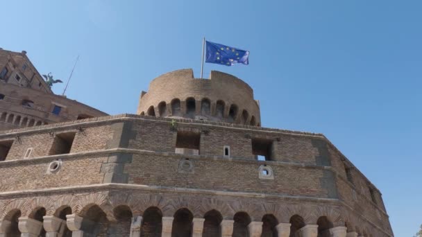 Drapelul Uniunii Europene Deasupra Castelului Sant Angelo Clădire Cilindrică Înaltă — Videoclip de stoc
