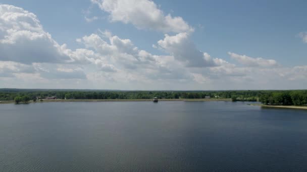 Colpo Aereo Strada Vicino Bellissimo Lago Con Sfondo Cielo Blu — Video Stock