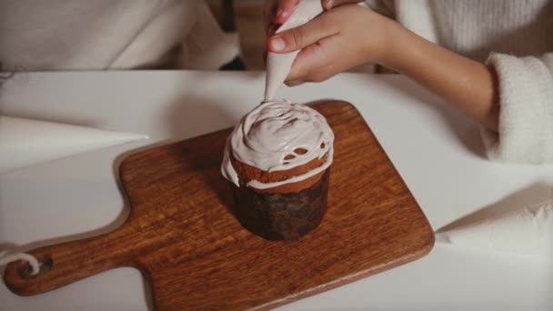 Vegyes Fajú Meleg Pár Díszítő Egy Cupcake Együtt — Stock videók