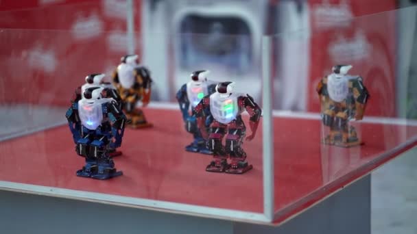 Kleine Robots Maken Danspasjes Gevestigd Glazen Box Showcase — Stockvideo