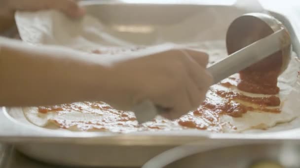 Tomatensaus Uitstrooien Een Ongekookt Pizzadeeg Italiaans Recept Bereidingsproces Met Een — Stockvideo