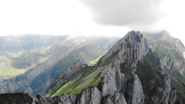 瑞士阿彭策尔市Schafler山脊悬崖峭壁上方的空中飞越 用平缓的相机主题揭示了悬崖峭壁和青翠山坡上方的远足小径 — 图库视频影像