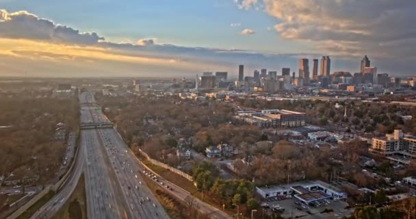 Atlanta Aerial V816 Hyperlapse Flyover Grant Park Longo Rodovia Capturando — Vídeo de Stock