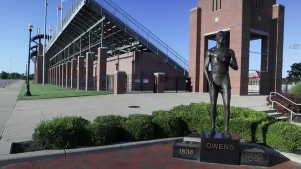 Statua Jesse Owens Nel Campus Della Ohio State University Columbus — Video Stock