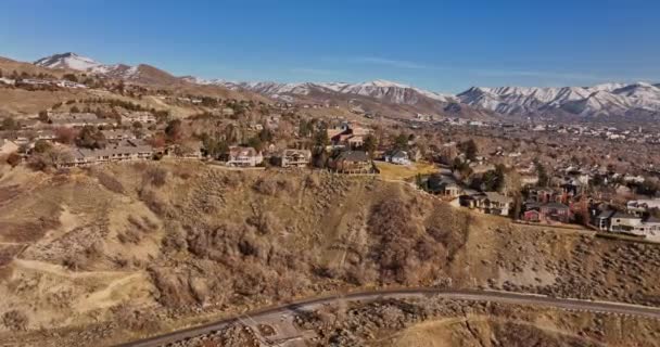 ソルトレークシティユタ航空V68低フライオーバー豊かな道路周辺の美しい丘の中腹の家をキャプチャする風光明媚な山の景色を見ながら マヴィックで撮影3 Cine 2022年2月 — ストック動画