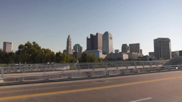 コロンバス オハイオ州のスカイライン 橋とジンバルビデオが横に歩いている — ストック動画