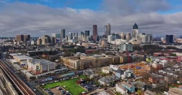 Atlanta Havacılık V776 Üstgeçidi Şehir Merkezini Şehir Merkezini Cabbagetown Mahallelerini — Stok video