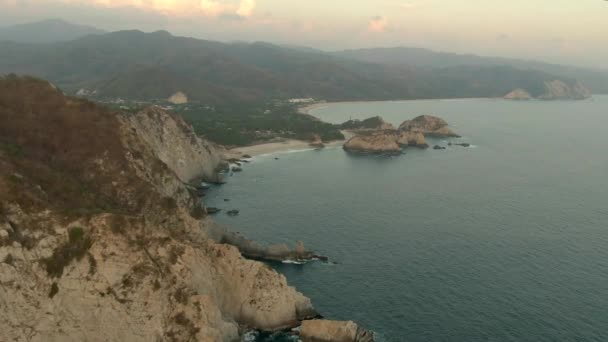 Sheer Mountains Serene Seascape Playa Maruata Michoacan Mexico Luchtfoto Breed — Stockvideo