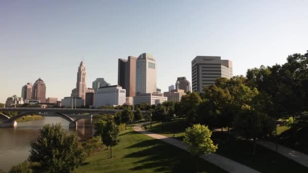 Columbus Ohio Skyline Scioto River Video Panning Left Right — стокове відео