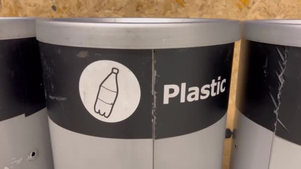 在人们可以处理垃圾的垃圾桶里 塑料一词是用白字写的 — 图库视频影像