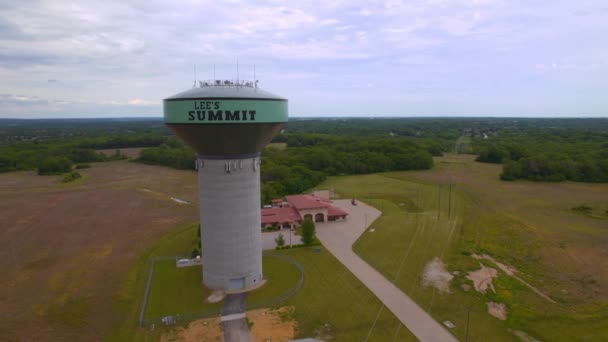 Egy Drónkép Egy Víztoronyról Lee Csúcstalálkozóján Missouriban Lent Tűzoltóállomással — Stock videók