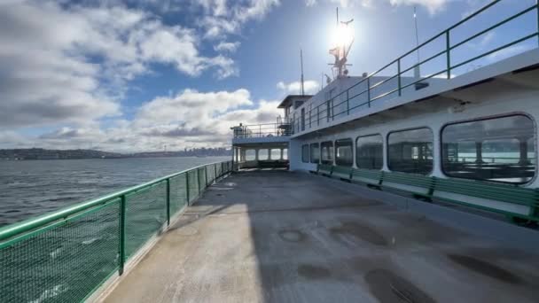 旅客フェリーでの海の輸送 シアトルからベインブリッジ島へ渡るベインブリッジフェリー — ストック動画