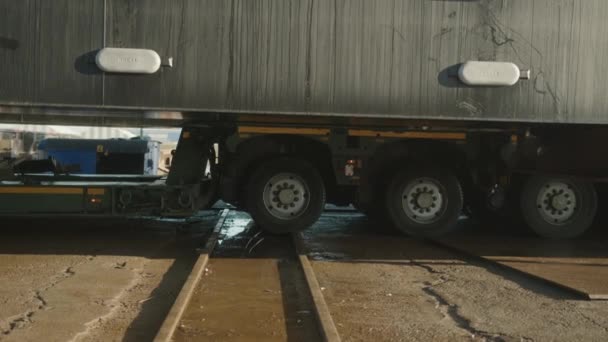 Vrachtwagen Met Zware Lading Langzaam Rollen Tracks Close — Stockvideo