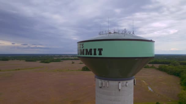 Ένα Drone Shot Ενός Πύργου Νερού Στο Lee Summit Missouri — Αρχείο Βίντεο