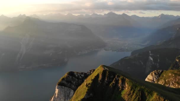 Sorvolo Aereo Lungo Scogliere Niederbauen Chulm Uri Svizzera Con Vista — Video Stock