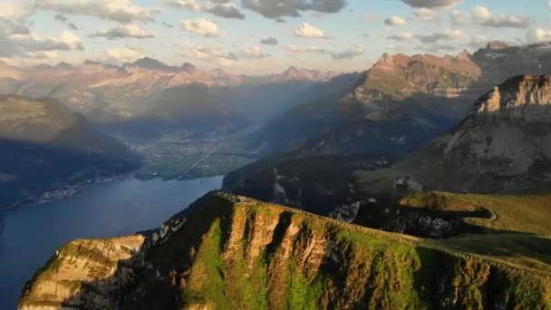スイスアルプスの黄金の夏の日没の間にニーダーボーエンチュームの頂上付近を飛び回り ルツェルン湖 ミセン湖 リギ湖 ブルゲンストック ピラトゥス 4倍の速度 のフィヨルドを眺めます — ストック動画