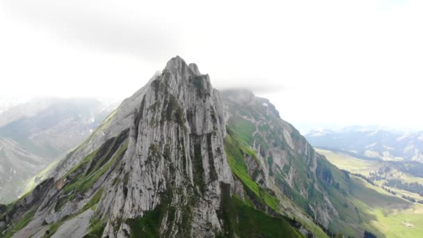 瑞士阿彭策尔Schafler山脊的Altenalpturm峰附近的空中飞越 — 图库视频影像