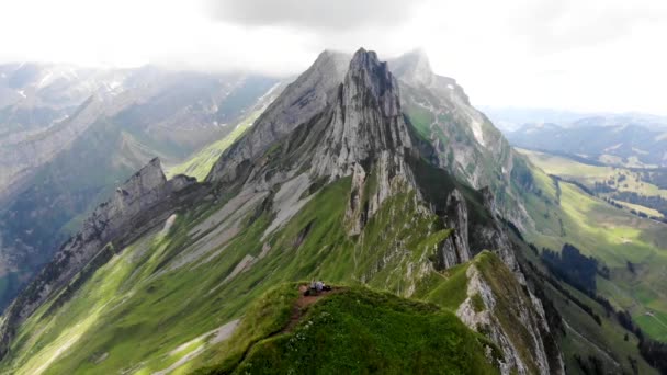 在俯瞰瑞士阿彭策尔市Schafler山脊的两位徒步旅行者的上空 可以看到悬崖峭壁和山峰 — 图库视频影像