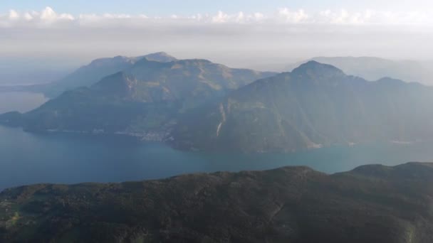 ミェン湖 リギ湖 ブルゲンストック湖 ピラタス湖 ルツェルン湖の上の崖を眺めながら スイスアルプスの夏の朝にニーダーボーエンチュルムの頂上付近の航空便 — ストック動画