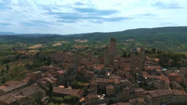 中世纪的旧城San Gimignano 靠近意大利托斯卡纳的标志性锡耶纳和佛罗伦萨 靠近奇安提葡萄酒和葡萄酒产区 被无人驾驶飞机视为4K的空中景观 — 图库视频影像