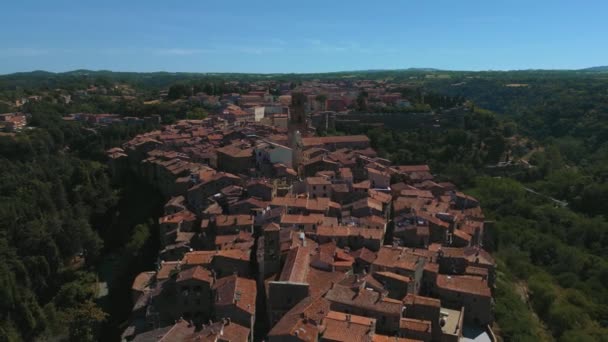 有名な旧トスカーナの町Pitiglanoを飛んで 風光明媚なシエナとフィレンツェ イタリアの近くの中世の建物とエトルリアのトゥファ岩の上に建てられました 上空からドローンで眺められるワインエリアの近く — ストック動画