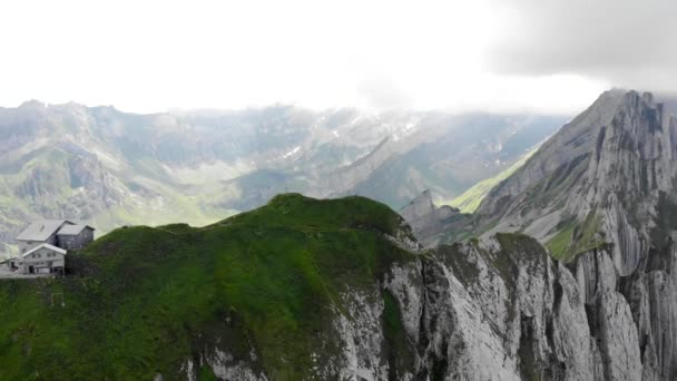 瑞士阿彭策尔市沙夫勒山脊旁边的空中飞越 从沙夫勒村向阿尔卑斯山飞去 望着悬崖峭壁 山峰和苍翠的夏季青山 — 图库视频影像
