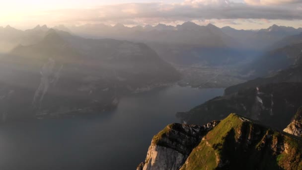 在瑞士尤里市Niederbauen Chulm悬崖边的空中景观 可以看到瑞士阿尔卑斯山金色夏日早晨的卢塞恩湖及其峡湾 — 图库视频影像