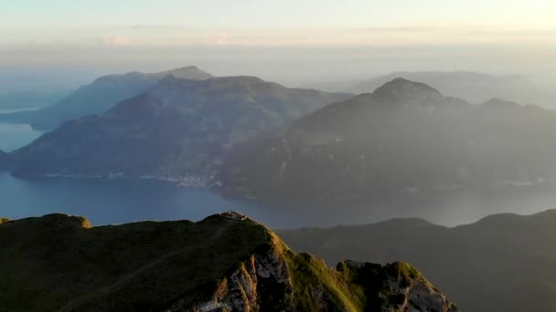 Volo Aereo Intorno Alla Cima Del Niederbauen Chulm Una Dorata — Video Stock