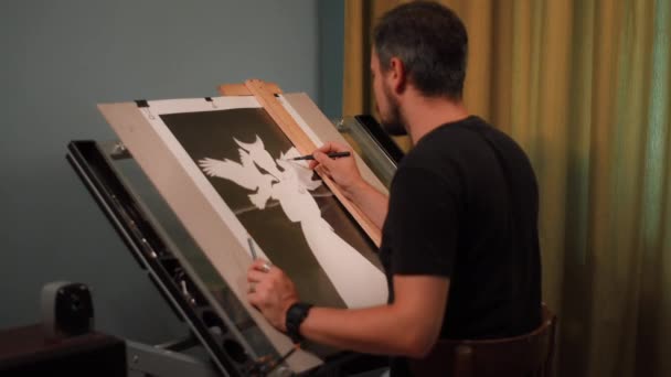Tracking Shot Van Een Potlood Kunstenaar Aan Zijn Tafel Tekening — Stockvideo
