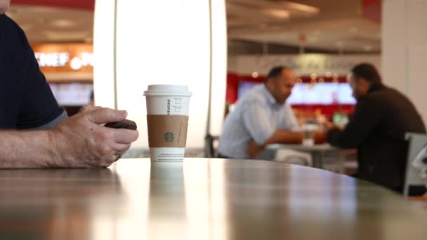 Movimento Pessoas Lendo Mensagens Seus Telefones Bebendo Café Starbucks Bebida — Vídeo de Stock